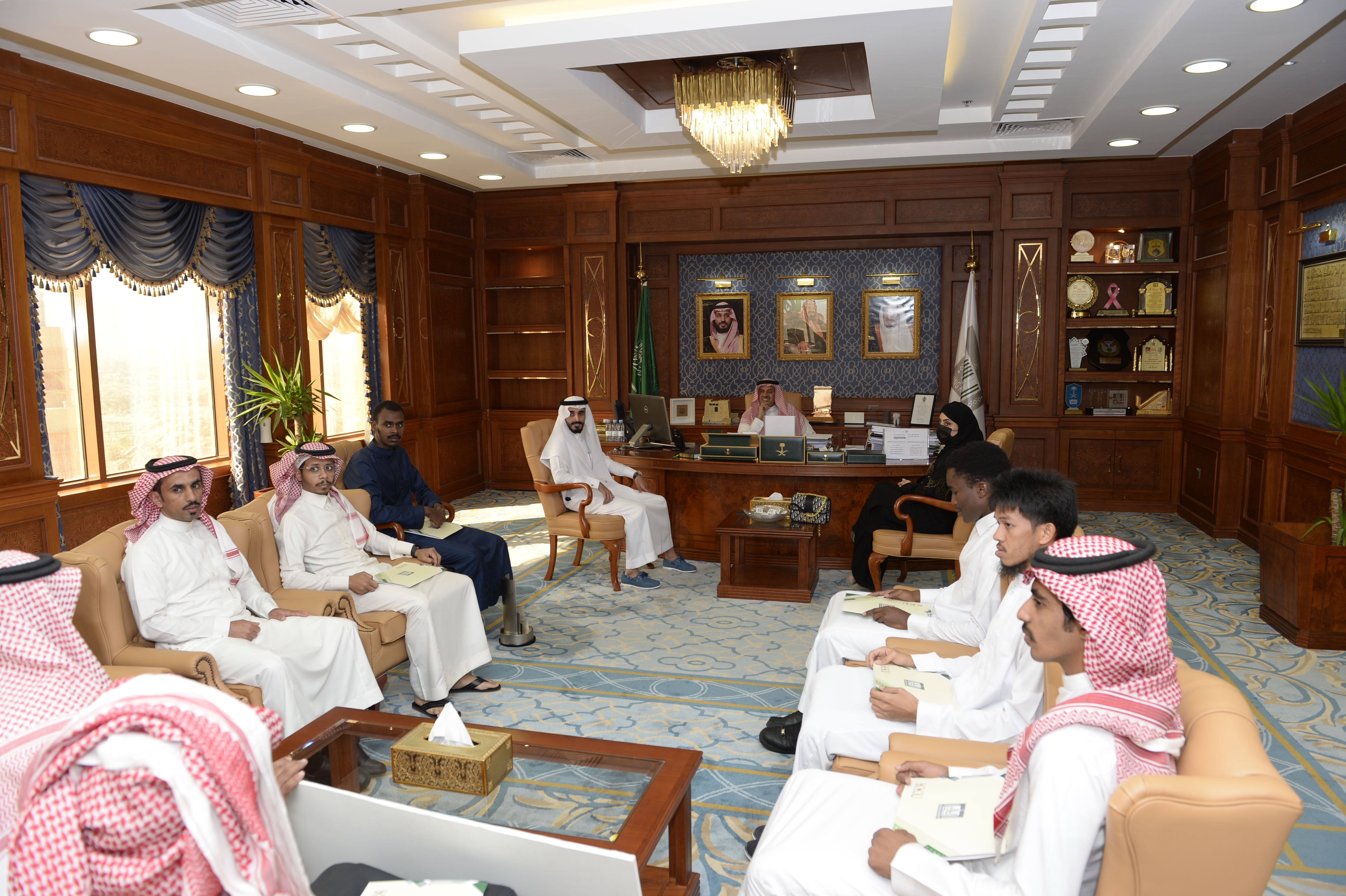 رئيس الجامعة يكرم المتميزين في الأنشطة الطلابية على مستوى الجامعات السعودية