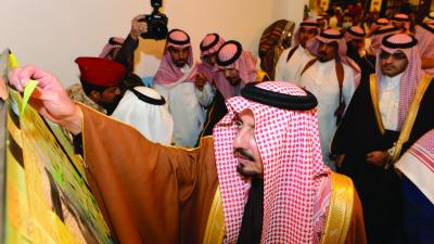 من زوار جناح عسير في الجنادرية إلـى الأمير منصور بن مقرن: «لن ننساك»