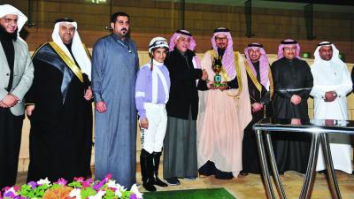 الحسون يسلّم كأس الجامعة لمالك الجواد الفائز في سباق الفروسية