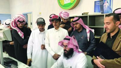 نادي علوم وآداب ظهران الجنوب يزور إدارة البريد السعودي