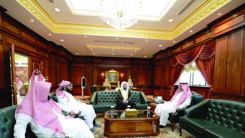 مدير الجامعة يستقبل إمام الحرم المكي د. فيصل غزاوي