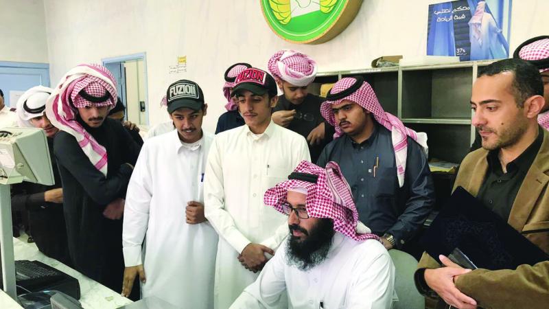 نادي علوم وآداب ظهران الجنوب يزور إدارة البريد السعودي   