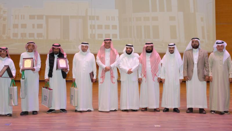 رئيس الجامعة يشهد حفل تكريم متقاعدي ومتقاعدات العام 1443هـ