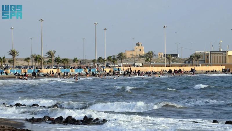 إقبال كبير على واجهة عسير البحرية