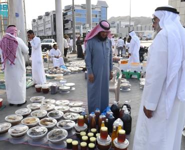 سوق العسل في محايل.. نافذة اقتصادية للمنتجات المحلية في عسير