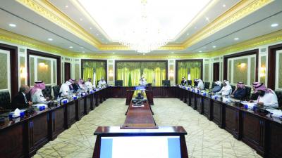 مدير الجامعة يترأس اجتماع مناقشة سياسات البنية المؤسسية مع وفد برنامج «يسر»