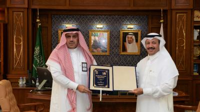 رئيس الجامعة يتسلم الإصدار السادس عشر من إصدارات كرسي الملك خالد