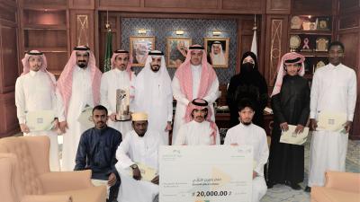 رئيس الجامعة يكرم المتميزين في الأنشطة الطلابية على مستوى الجامعات السعودية