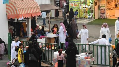 المصطافون يقبلون على معروضات سوق الثلاثاء الشعبي بأبها