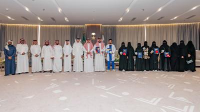 رئيس الجامعة يكرم الطلاب والطالبات المتميزين دوليًّا