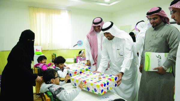 زيارة مدير الجامعة لجمعية الأطفال المعاقين