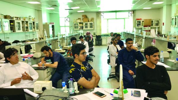 من النظرية إلى التطبيق.. طالبات الصيدلة يتدربن على كيفية التعرف على الأدوية وتفاعلاتها كلية الصيدلة والتدريب 