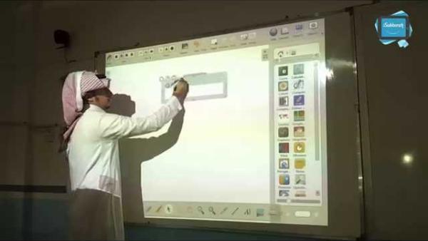المدارس تستبدل لوحات العرض التعليمية التقليدية بالسبورات التفاعلية الذكية