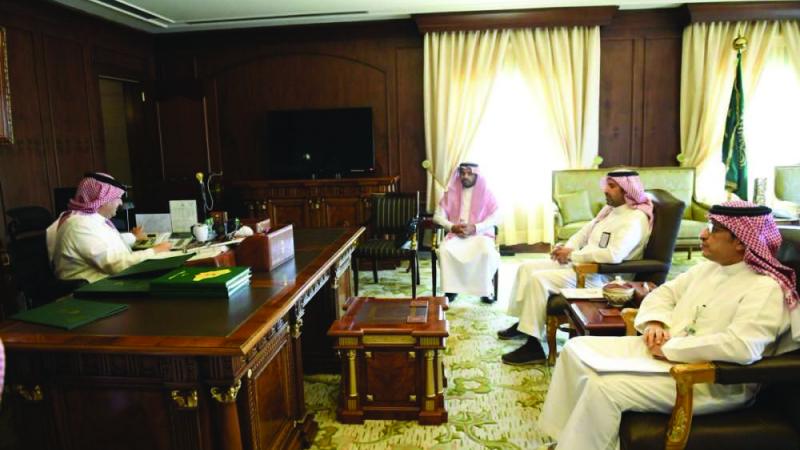 .. ويناقش تشغيل مشروع طائرة الإسعاف الجوي بالمنطقة