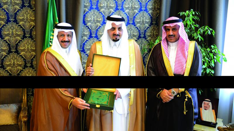 أمير عسير يتسلم سجل اللقاء العلمي الرابع لكرسي الملك خالد