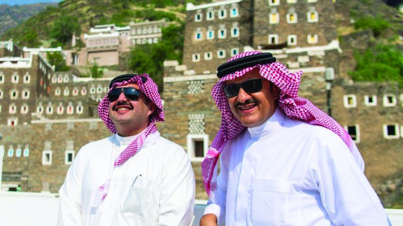 سلطان بن سلمان يزور «رجال ألمع» ويتفقد مشروعاتها السياحية