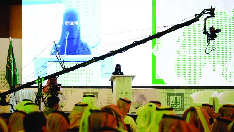 بالمثابرة والتدريب الميداني.. الطلاب والطالبات يسهمون في إنجاح مؤتمر الإعلام والأزمات