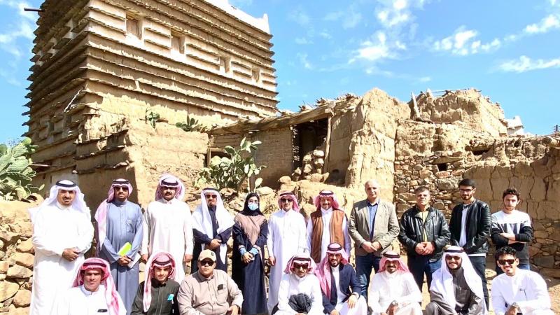 فريق علمي من الجامعة يزور قرية المسقي التراثية