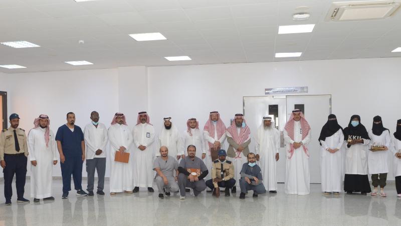 رئيس الجامعة يكرم القائمين على مركز لقاحات كورونا بالمدينة الطبية