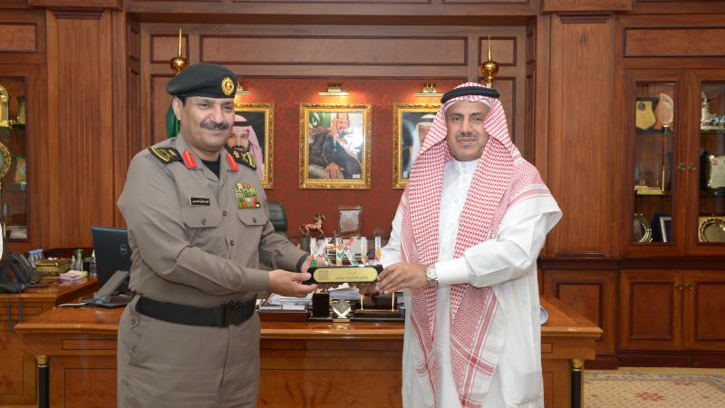رئيس الجامعة يستقبل مدير عام شرطة عسير ويبحثان تعزيز التعاون