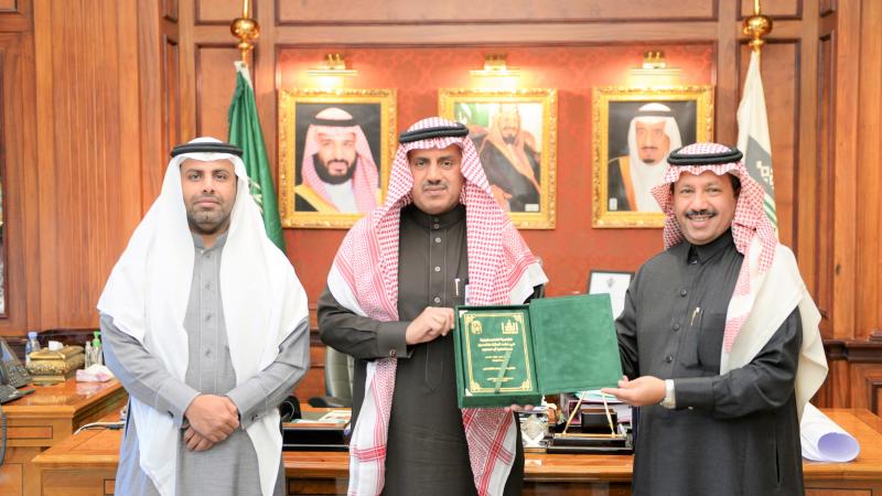 رئيس الجامعة يتسلم الإصدار الخامس عشر من إصدارات كرسي الملك خالد