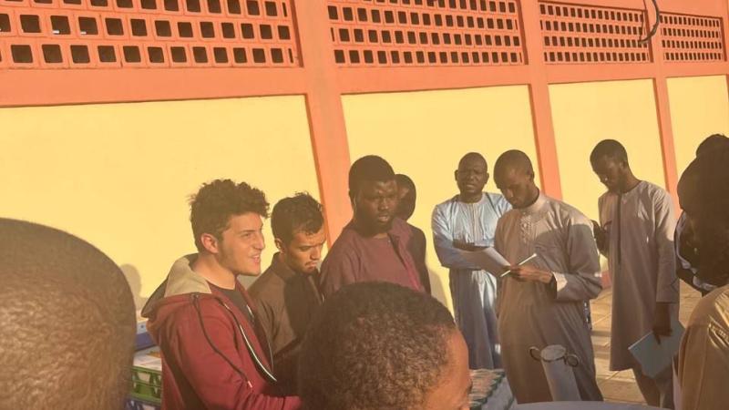 نادي المنح يوزع وجبات الإفطار لطلاب المنح