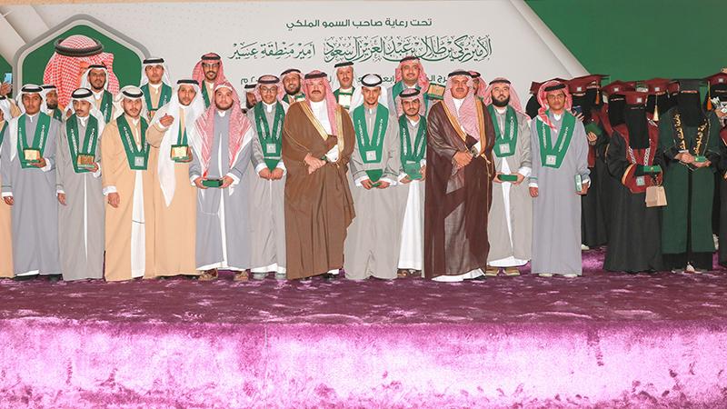 أمير عسير يرعى حفل تخرج الدفعة الـ 24 من طلاب وطالبات الجامعة