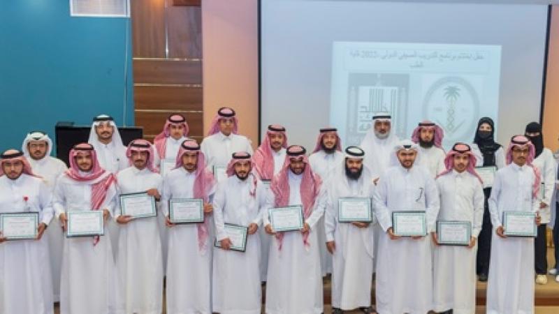 كلية الطب بالجامعة تختتم برنامج التدريب الصيفي الدولي وتحتفي بطلابها المشاركين
