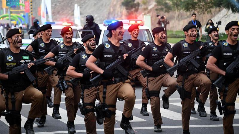 العروض العسكرية والآليات الحديثة تجذب المحتفلين في اليوم الوطني الـ 92 بمنطقة عسير