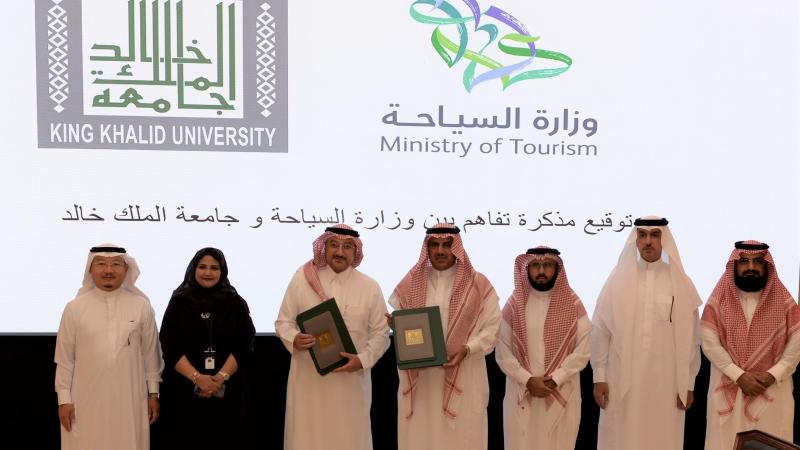 الجامعة توقع مذكرة تفاهم مع وزارة السياحة لتعزيز التعاون