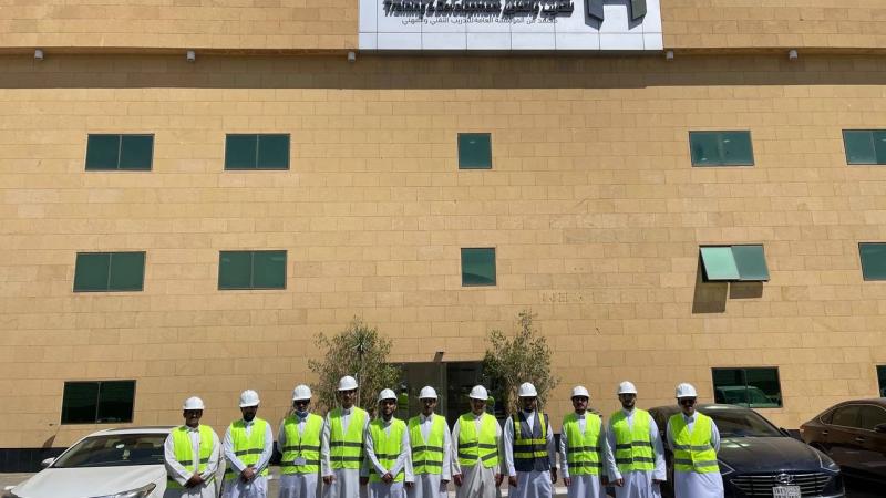 نادي ريادة الأعمال في زيارة ميدانية لمصنع دهانات الجزيرة