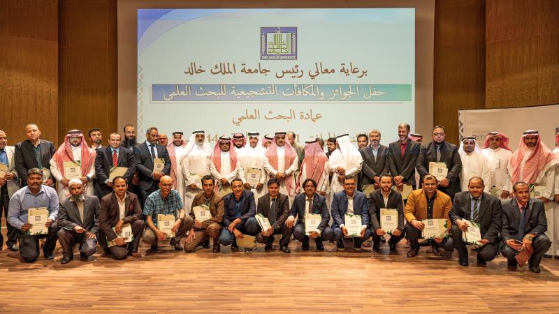 رئيس الجامعة يشهد تكريم 50 باحثًا وباحثة من أعضاء هيئة التدريس