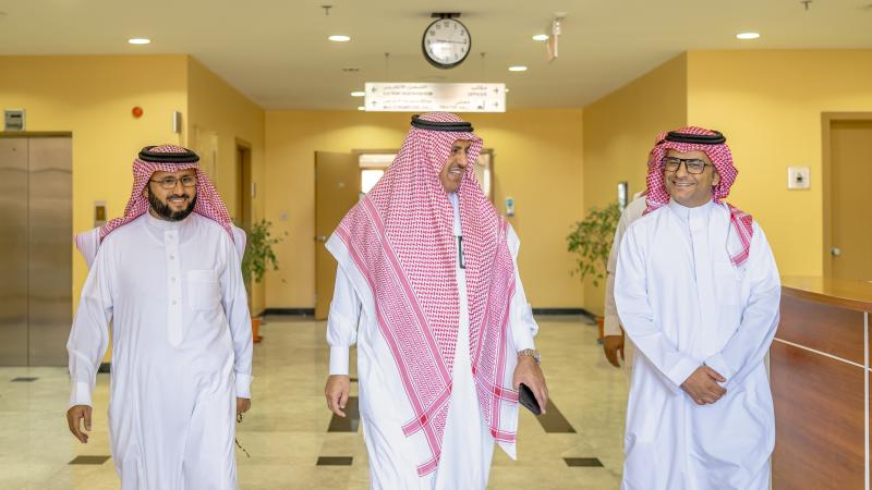 رئيس الجامعة يتفقد أعمال القبول للعام الجامعي 1445