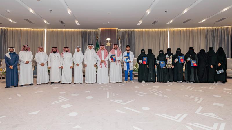 رئيس الجامعة يكرم الطلاب والطالبات المتميزين دوليًّا