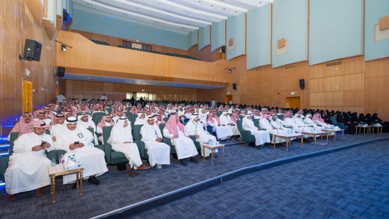 تربويون من الجامعة يشاركون في ندوة اليوم العالمي للمعلم بتعليم عسير