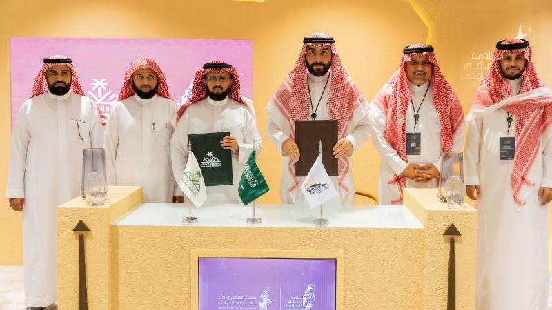 الجامعة ونادي الصقور يوقعان اتفاقية تعاون