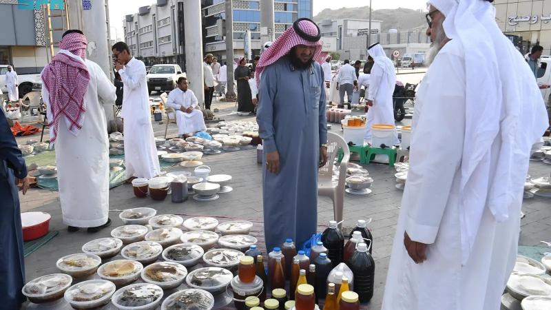 سوق العسل في محايل.. نافذة اقتصادية للمنتجات المحلية في عسير