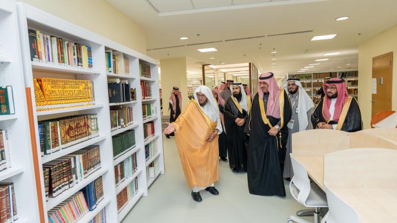 تزامنًا مع مرور 50 عامًا على تأسيسها.. رئيس الجامعة يدشّن عددًا من المبادرات الأكاديمية والمكتبة الوقفية بكلية الشريعة وأصول الدين